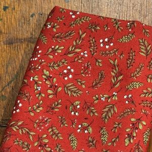 * Emmitt and Ivy - Bladkvister på rødt 50cm