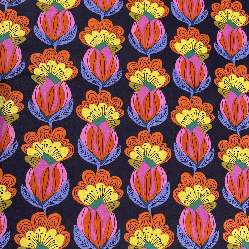 Anna Maria Horner- Our fair Home - blomster på mørk blå bunn
