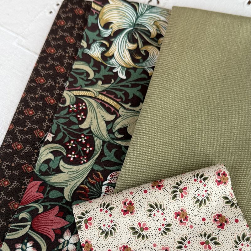 Kornaks grønn William Morris  - matrpk  løper med ramme på endestykke 