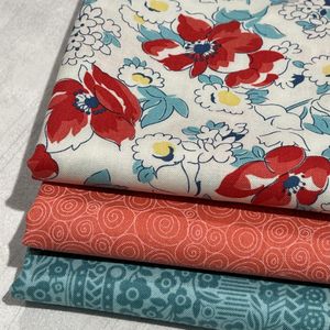 Stoffpakke -blomster på nesten hvit bunn 3x50cm