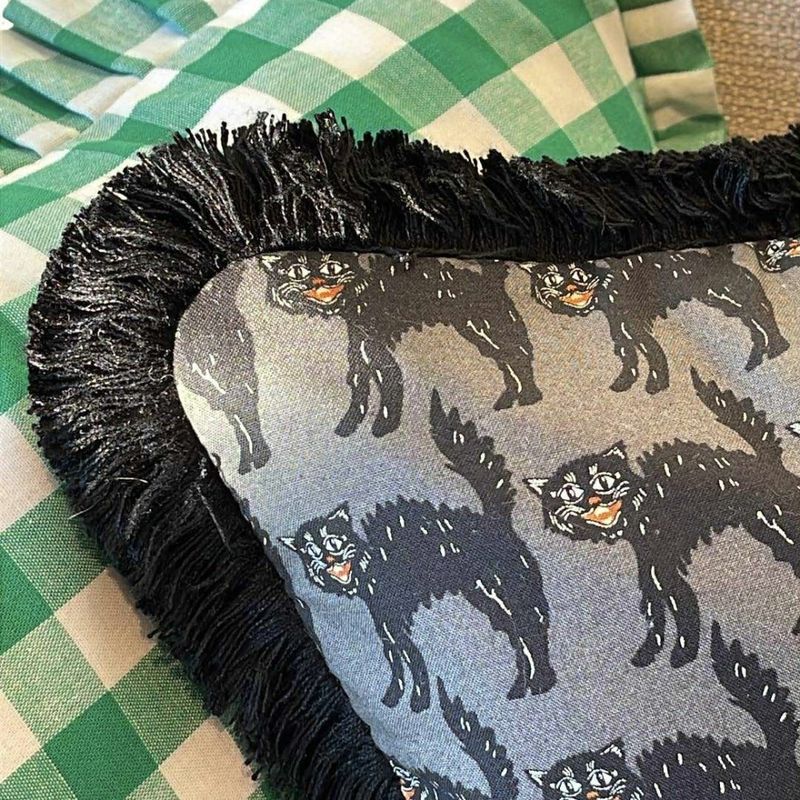 Til inspirasjon - pute med kule katter og frynsebånd