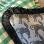 Til inspirasjon - pute med kule katter og frynsebånd