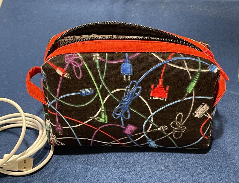 PC-kabler på svart bunn 